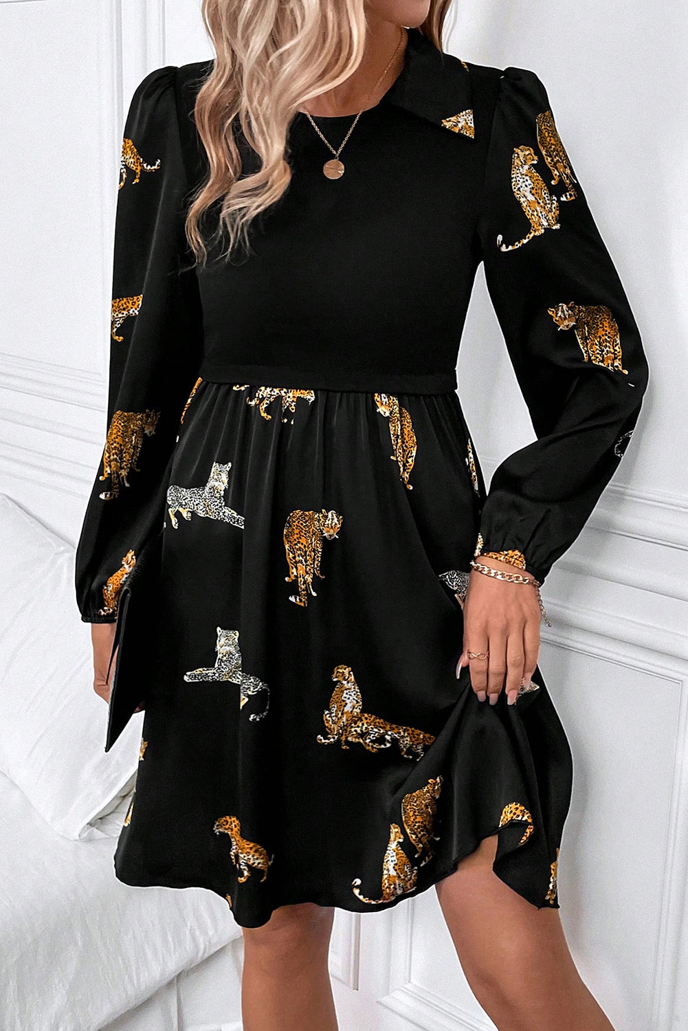 Schwarzes langärmeliges swing-kleid mit leopardenmuster