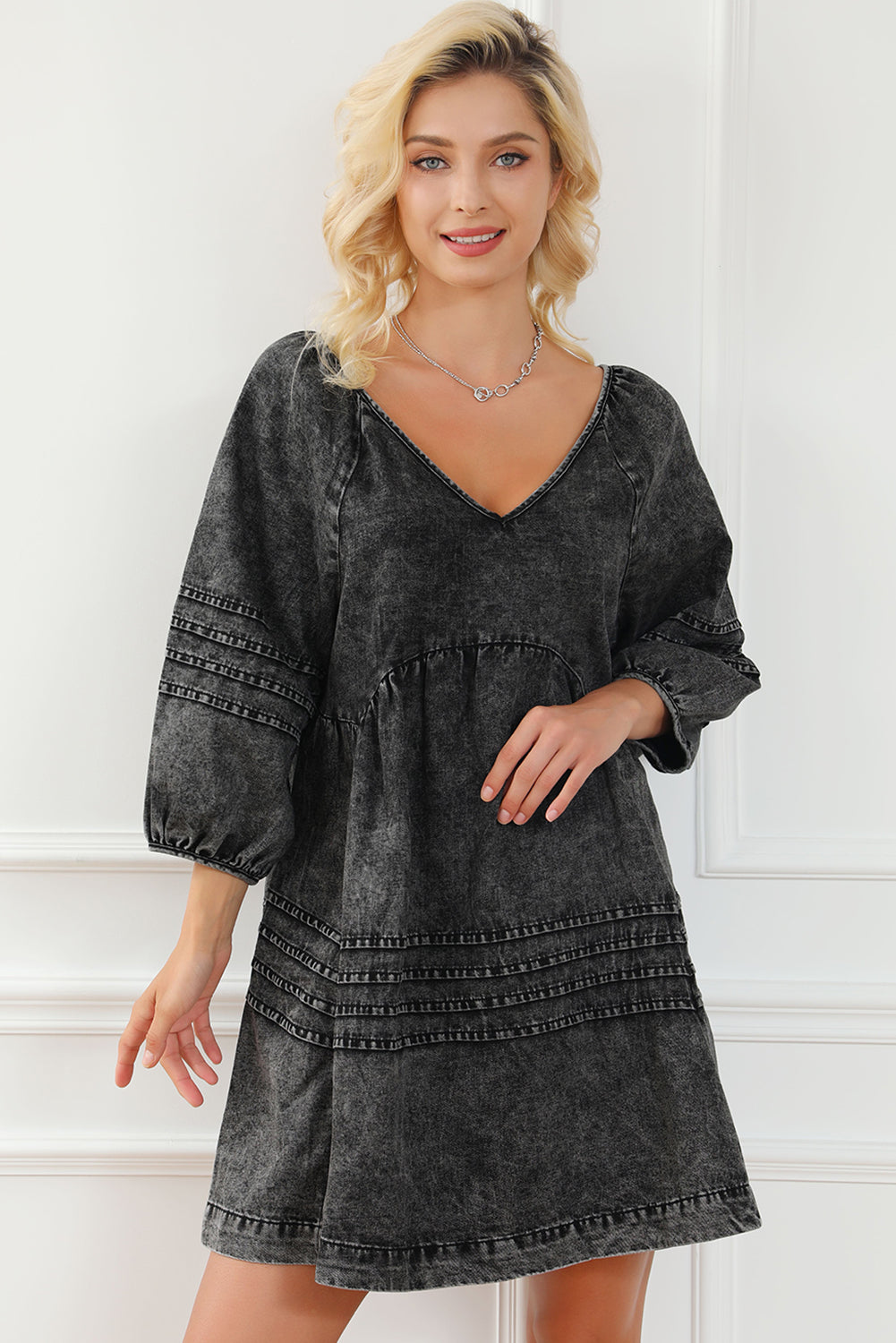 Schwarzes babydoll-kleid mit plissiertem v-ausschnitt und puffärmeln aus denim