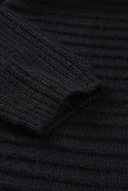 Schwarzer horizontaler rippenstrick cardigan mit offener kapuze