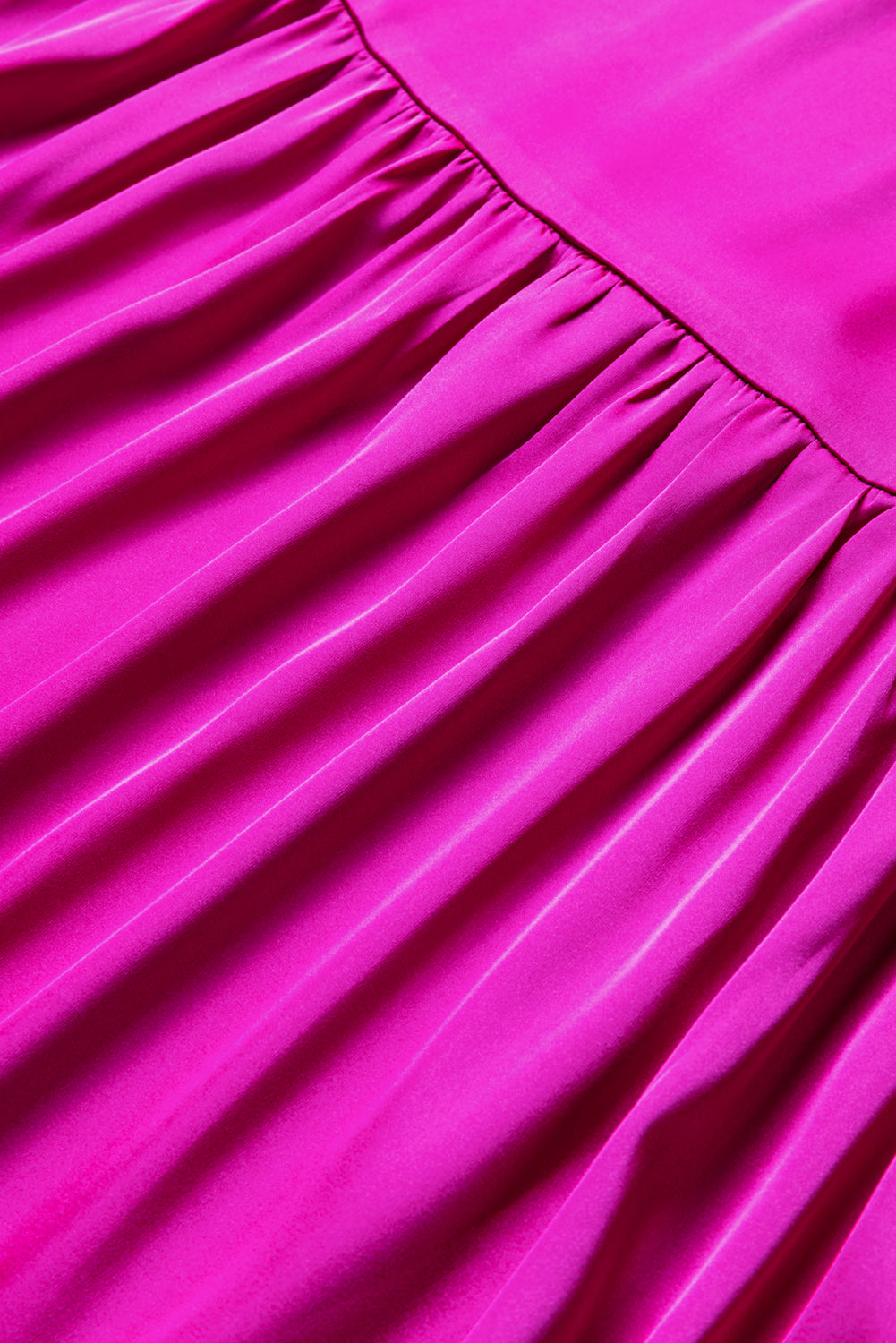 Rosenrotes satin-kleid mit gesmokten blasenärmeln und gestuften ärmeln