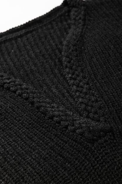 Schwarzer geflochtener pullover mit gekerbtem v-ausschnitt und gestrickten puffärmeln