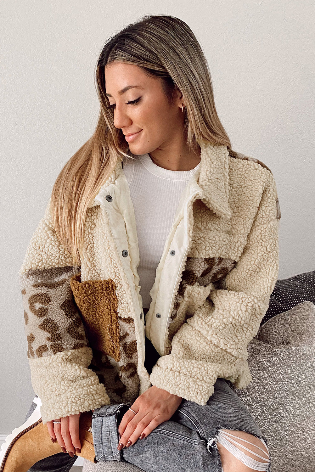 Beige leopard patchwork snap buttons sherpa jacke