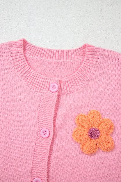 Rosa niedliche strickjacke mit blumenmuster und knopfleiste
