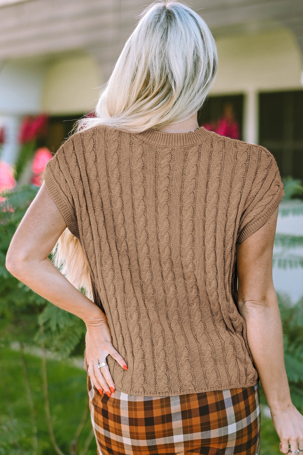 Light french beige rundhalsausschnitt kabelstrickpullover mit kurzen ärmeln