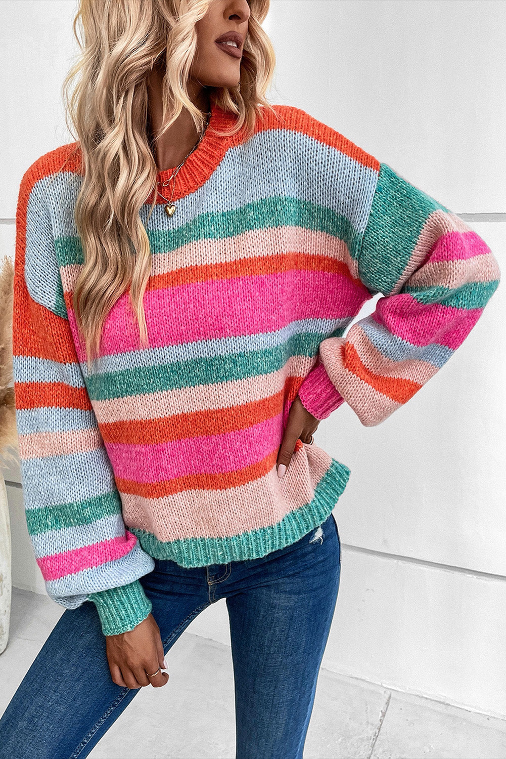 Mehrfarbig gestreifter strickpullover mit puffärmeln und überschnittenen schultern