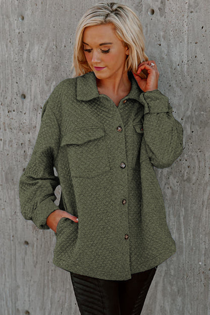 Grüne retro steppjacke mit klappe und knopfleiste