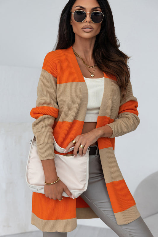 Orangefarbene colorblock-strickjacke mit rippstrick