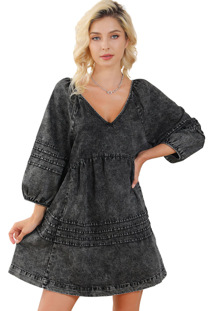 Schwarzes babydoll-kleid mit plissiertem v-ausschnitt und puffärmeln aus denim