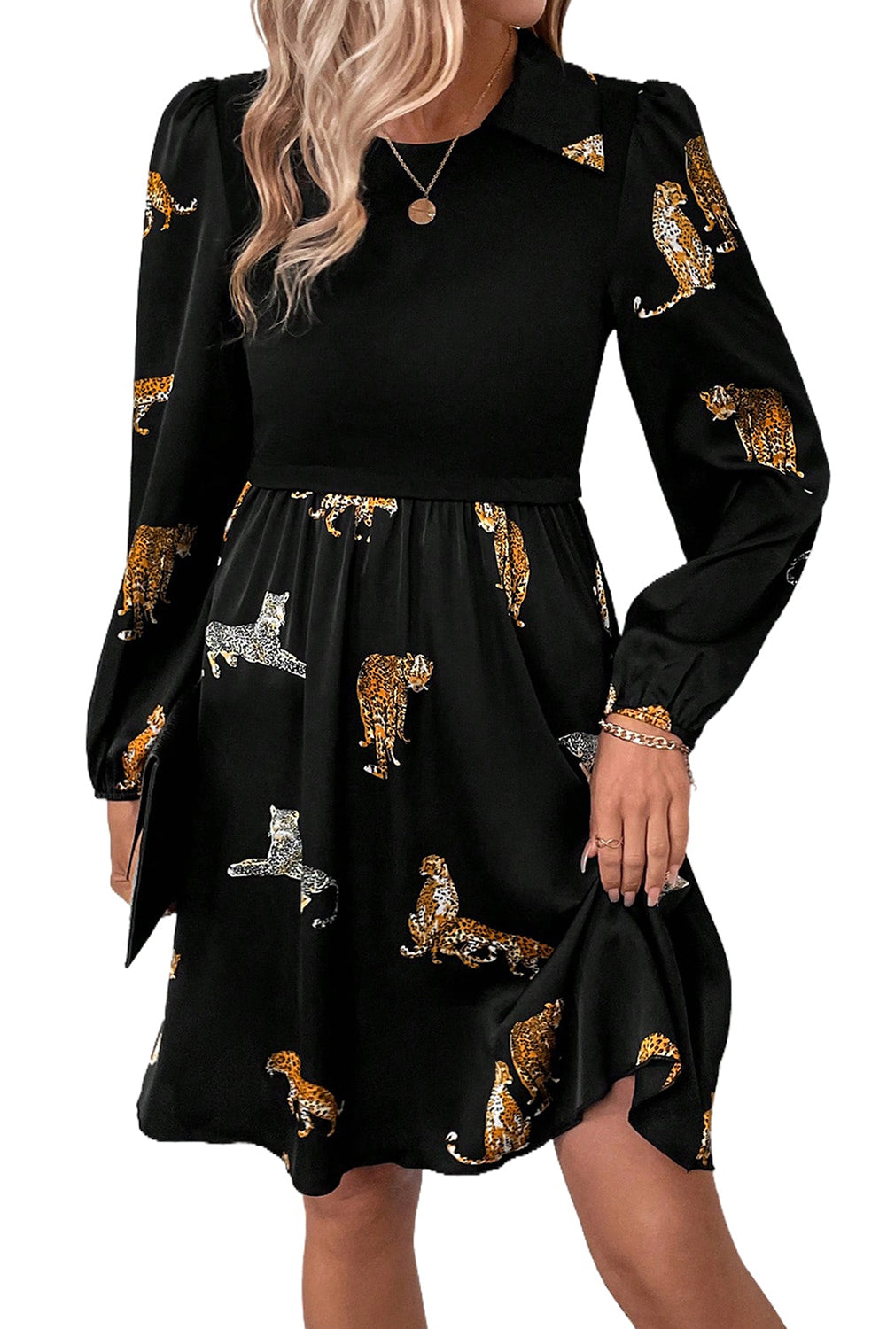 Schwarzes langärmeliges swing-kleid mit leopardenmuster