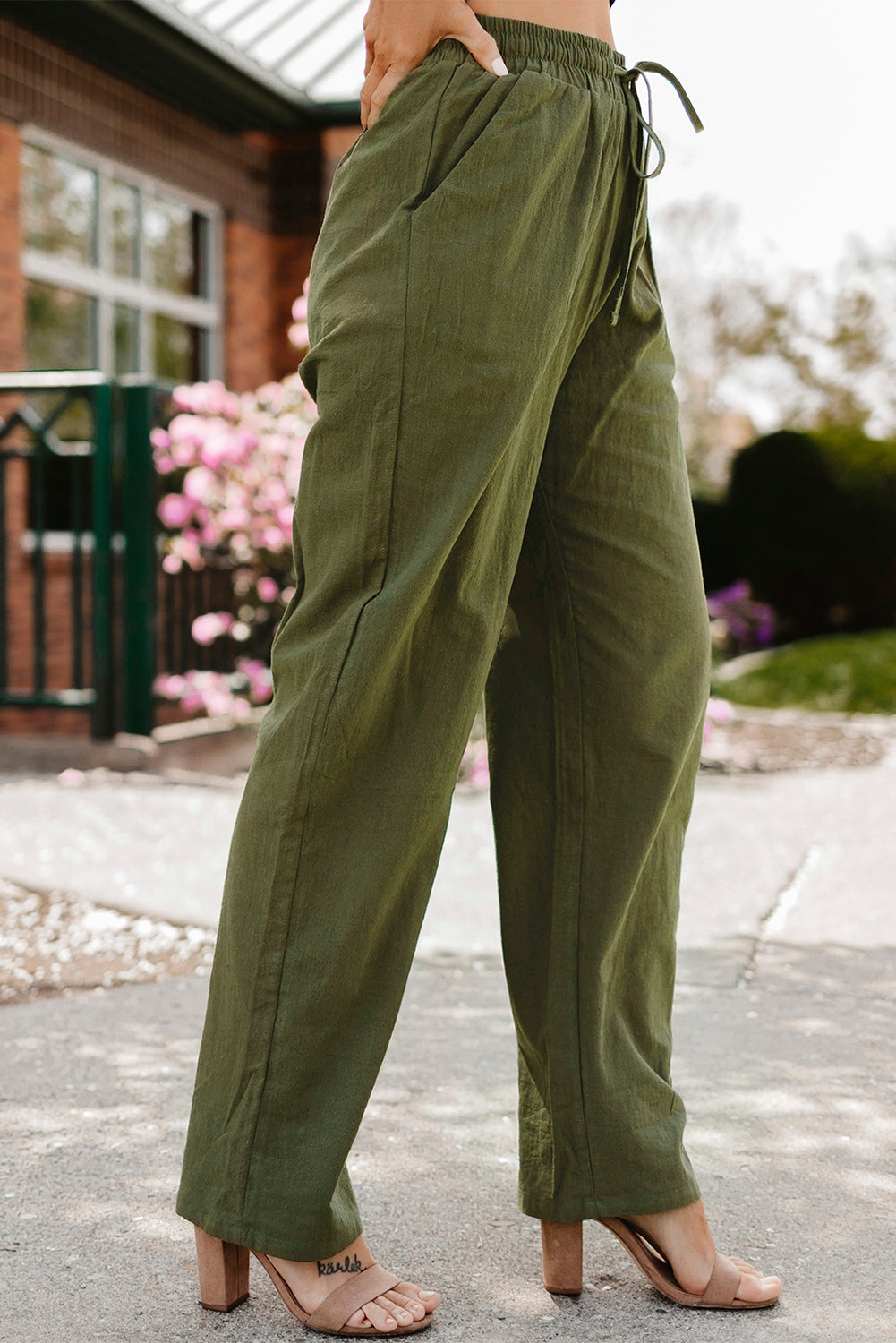 Groene broek met een koord en elastische taille lange, rechte broekpoten