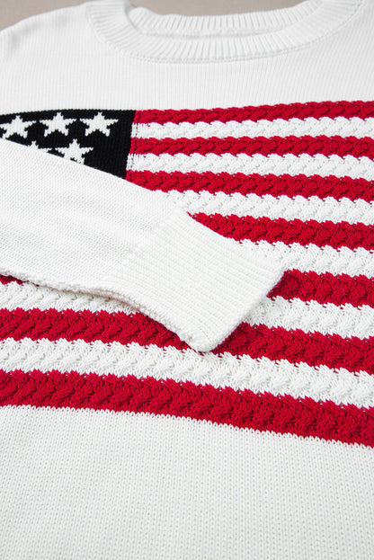 Weißer pullover mit amerikanischer flagge und gestrickten schultern