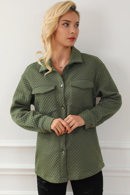 Grüne retro steppjacke mit klappe und knopfleiste