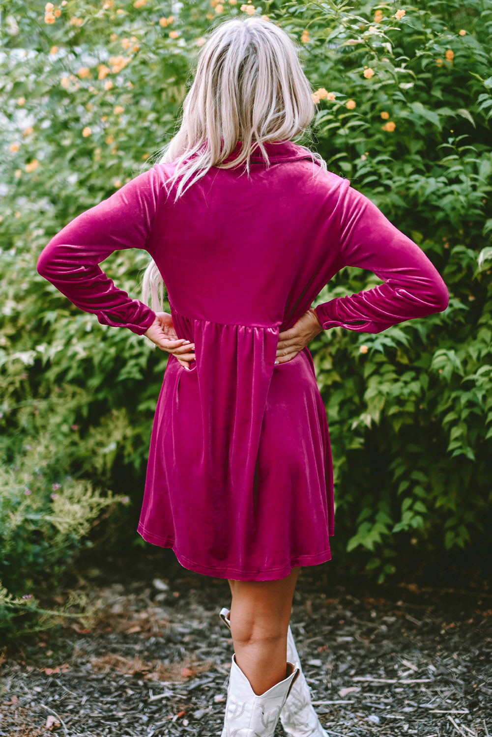 Rose langärmeliges kleid mit rüschen und knopfleiste aus samt