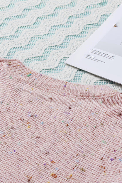 Rosa pullover mit pilling-detail und gemusterten ärmeln