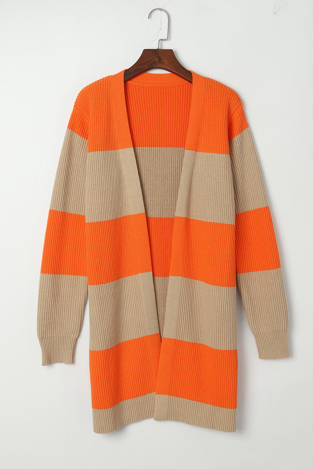 Orangefarbene colorblock-strickjacke mit rippstrick