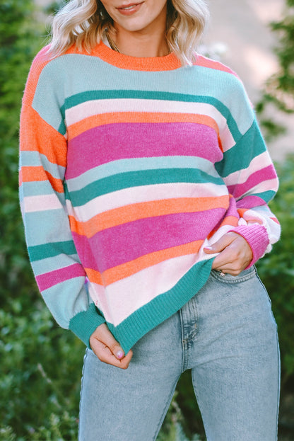 Mehrfarbig gestreifter strickpullover mit puffärmeln und überschnittenen schultern