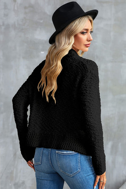 Schwarzer popcorn-strickcardigan mit offener vorderseite