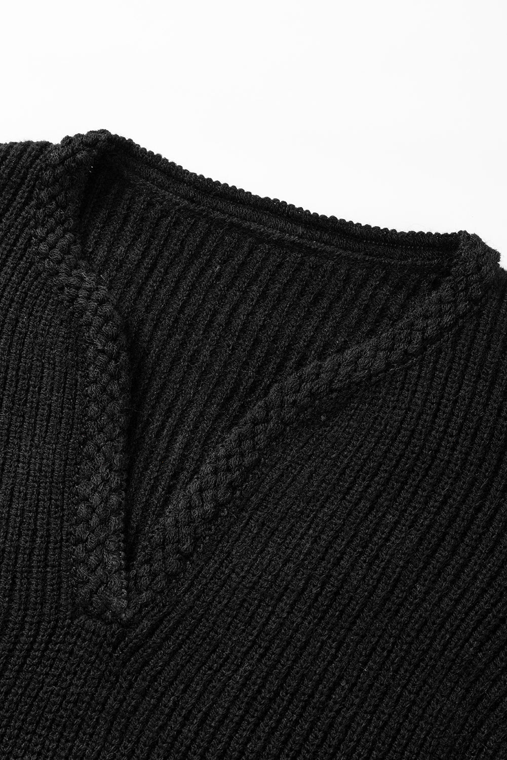 Schwarzer geflochtener pullover mit gekerbtem v-ausschnitt und gestrickten puffärmeln