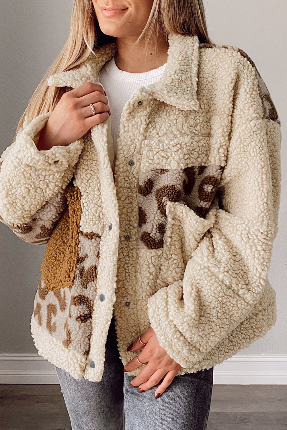 Beige leopard patchwork snap buttons sherpa jacke