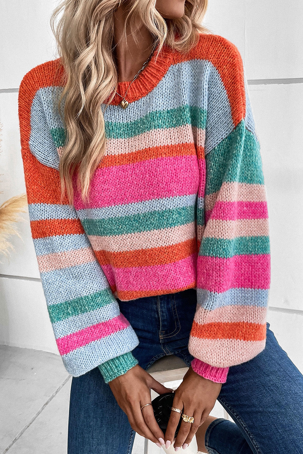 Mehrfarbig gestreifter strickpullover mit puffärmeln und überschnittenen schultern