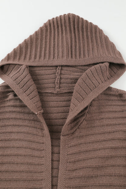 Brauner horizontaler rippenstrick cardigan mit offener kapuze