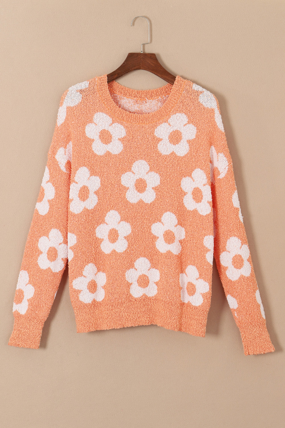 Grapefruit orange fuzzy floral gestrickter pullover mit hängenden schultern