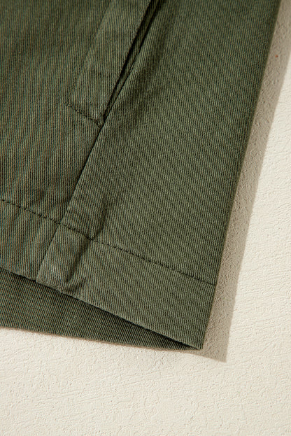 Moosgrüne jacke mit reißverschluss und enger taille mit druckknopfverschluss