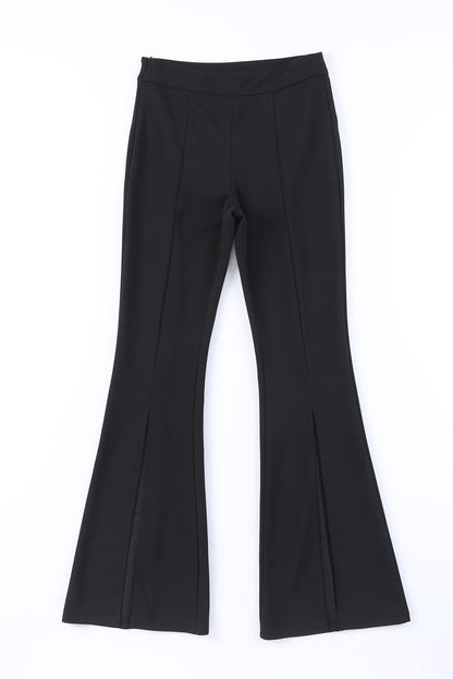 Schwarze hose mit geteiltem saum und hoher taille