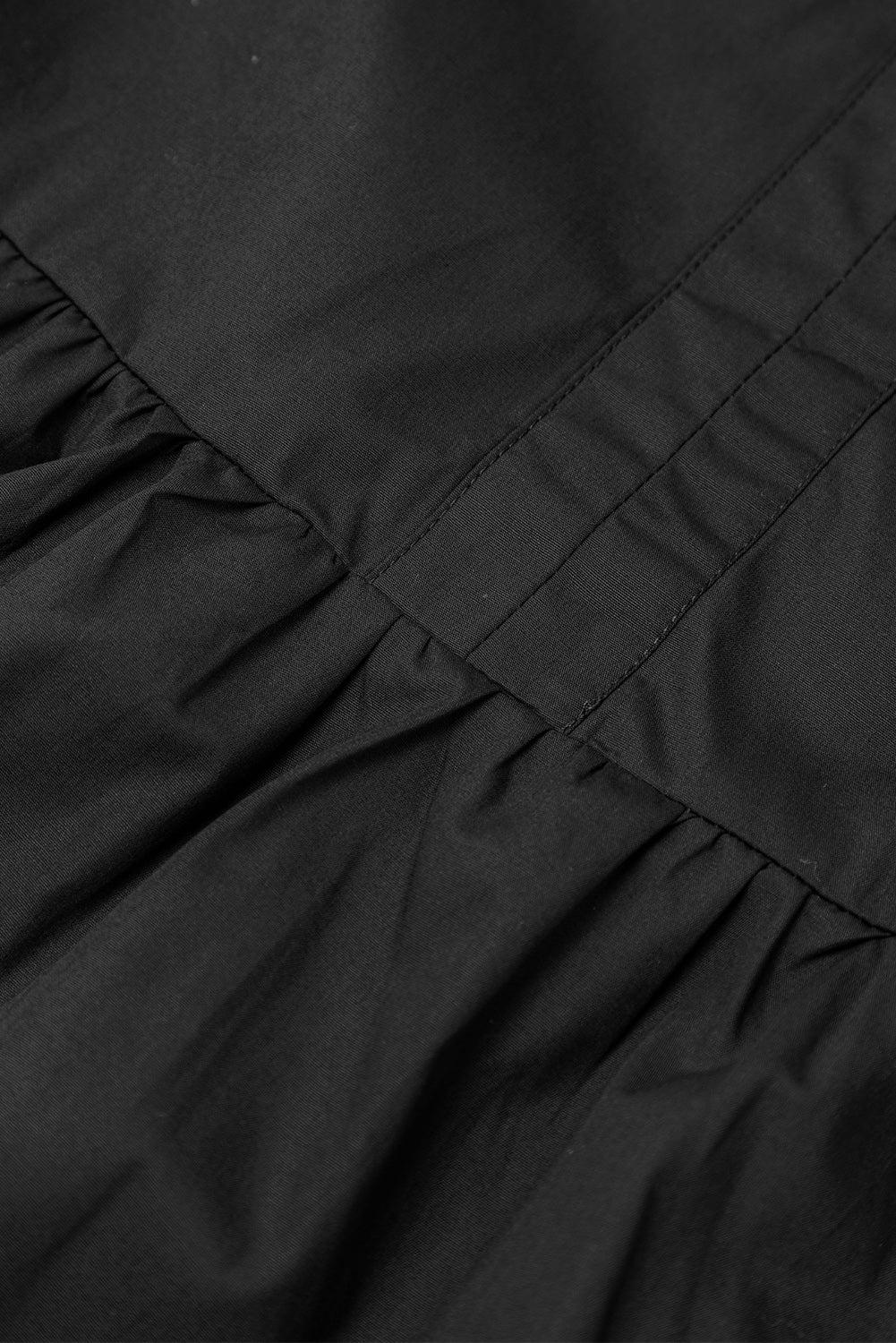 Schwarzes gerafftes kleid mit v-ausschnitt und taschen