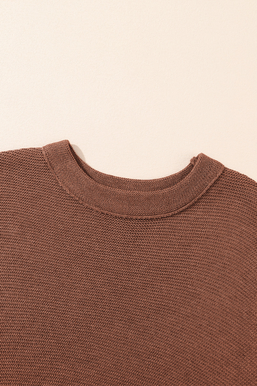 Kaffee hochhals-pullover mit kurzen fledermausärmeln