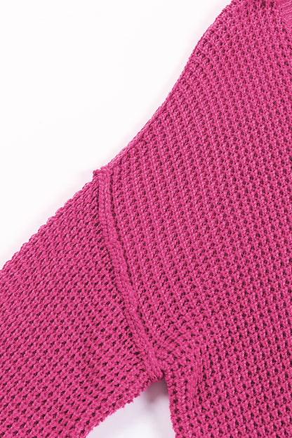 Rosenroter pointelle-strickpullover mit v-ausschnitt und überschnittenen schultern