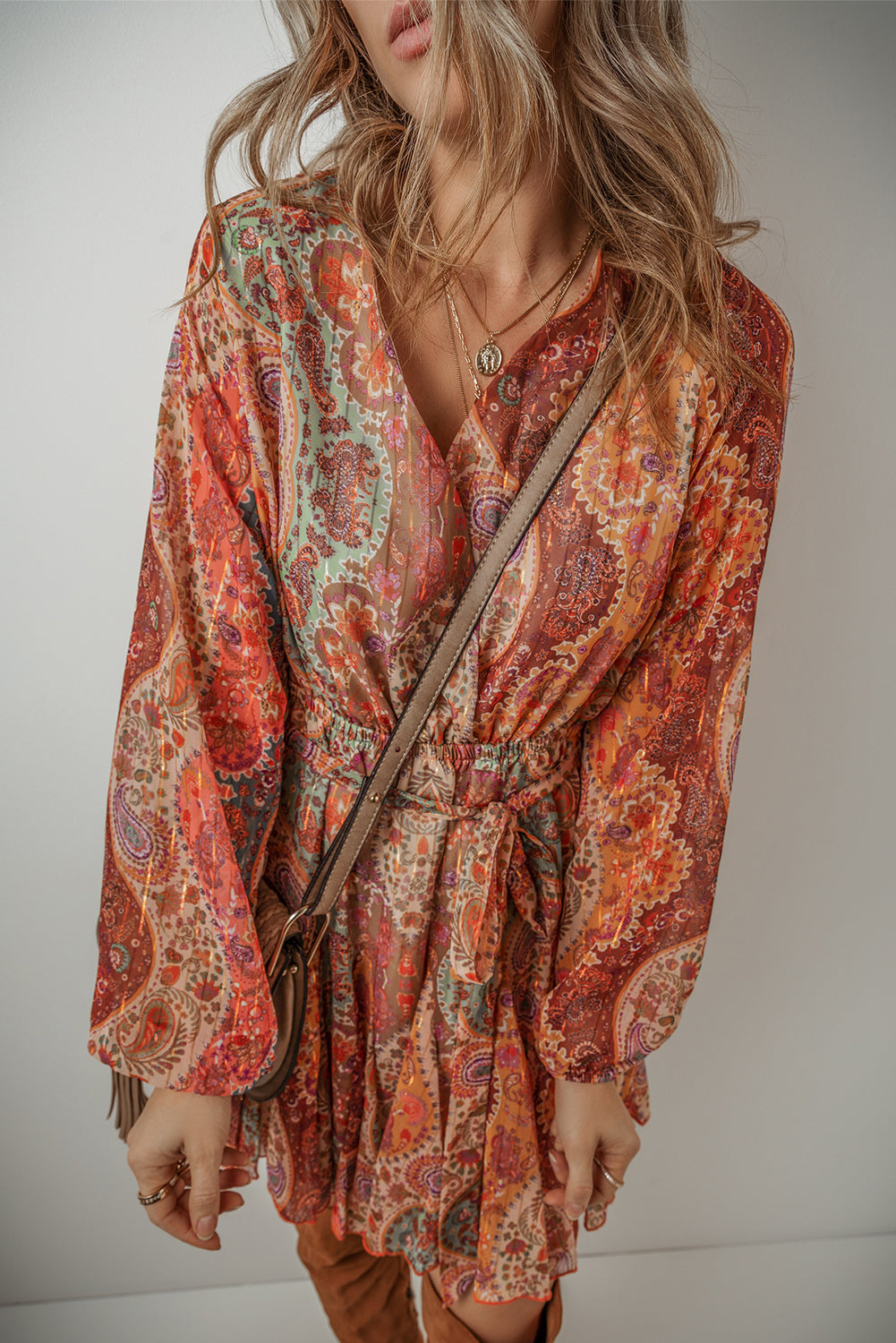 Oranje -gekleurde boho paisley print lang -zleeved mini -jurk met riem en geplooid blind