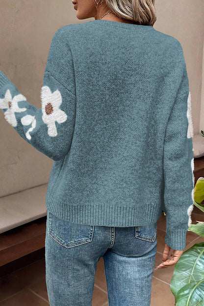 Dunkelblauer pullover mit blumenärmeln und hängeschultern