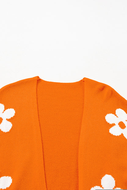 Orangefarbene strickjacke mit blumendruck und offener vorderseite