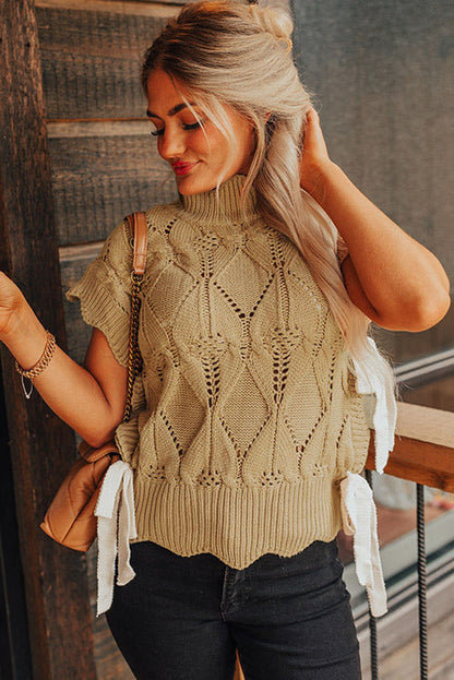 Pullover mit hohem halsausschnitt aus hohlem strick in hellem french beige mit wellenbesatz