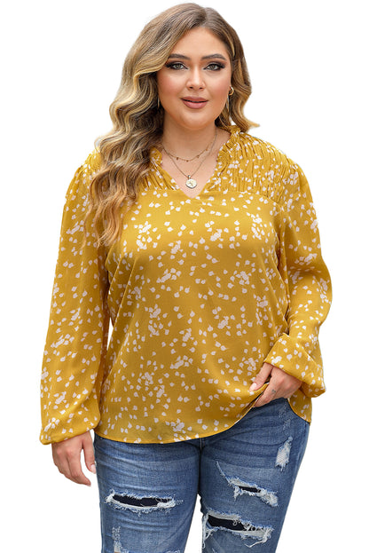 Gelbe plus size bluse mit gerafftem ausschnitt und blumendruck