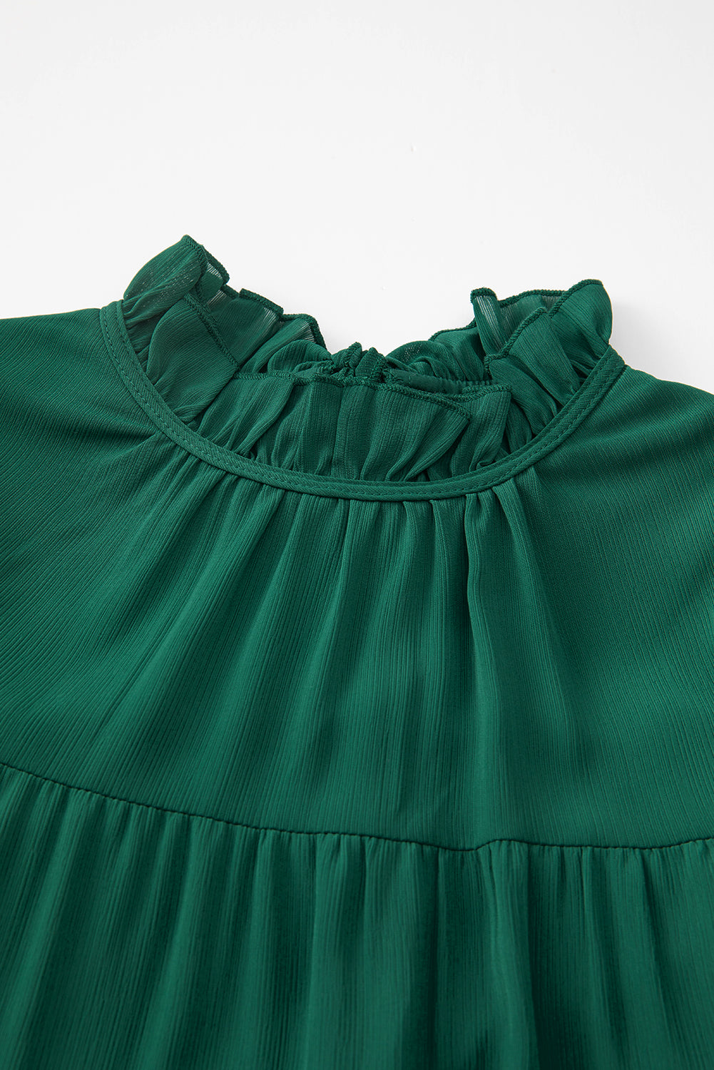 Grünes kleid mit puffärmeln und stehkragen mit knoten