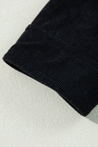 Schwarze fleece-gefütterte cord-crop-jacke mit knopfleiste