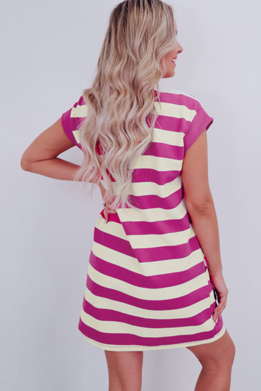 Roze gestreepte shift-t-shirt jurk met mouwen en tassen