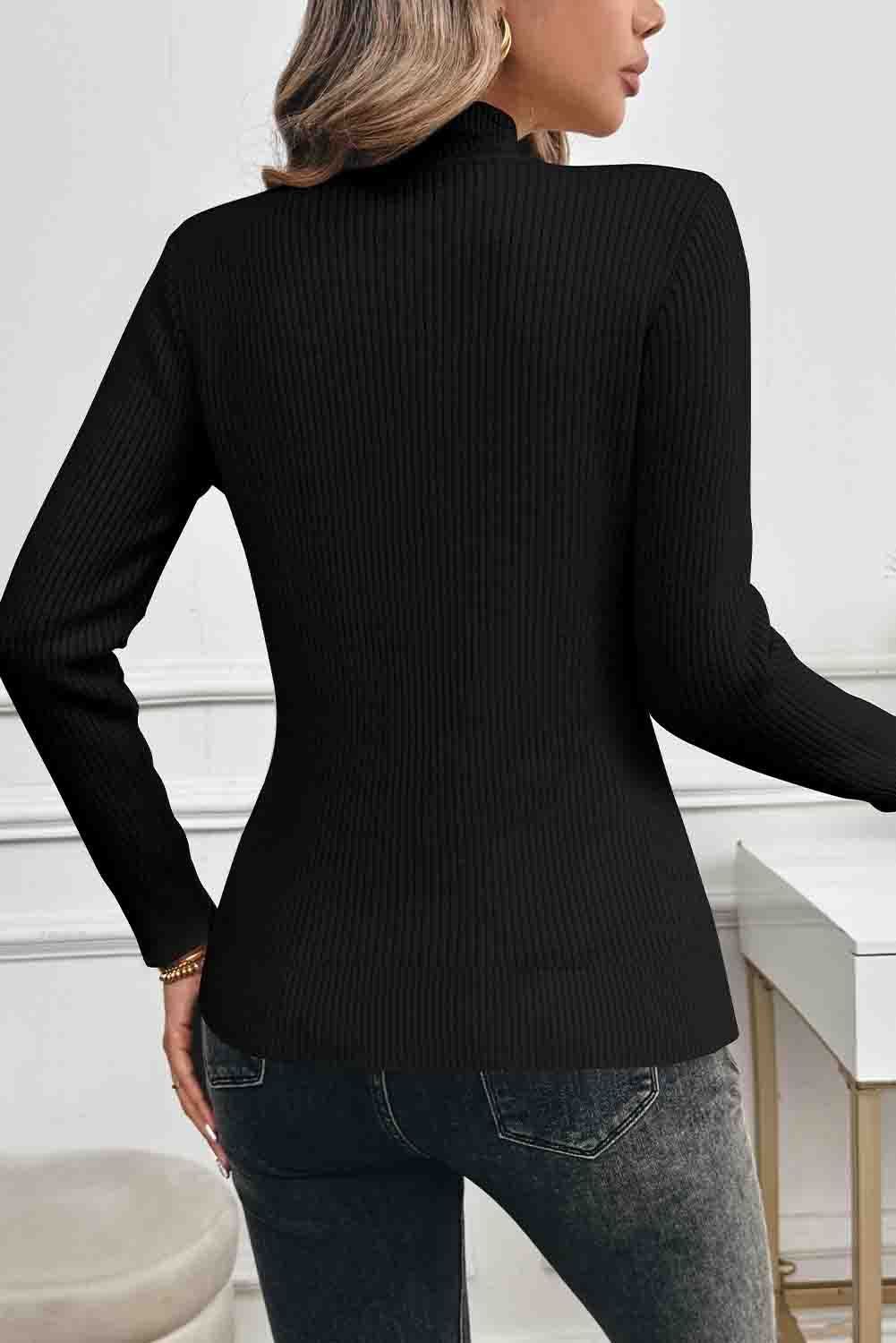 Schwarzer fleece gefütterter pullover mit hohem halsausschnitt und schmaler passform