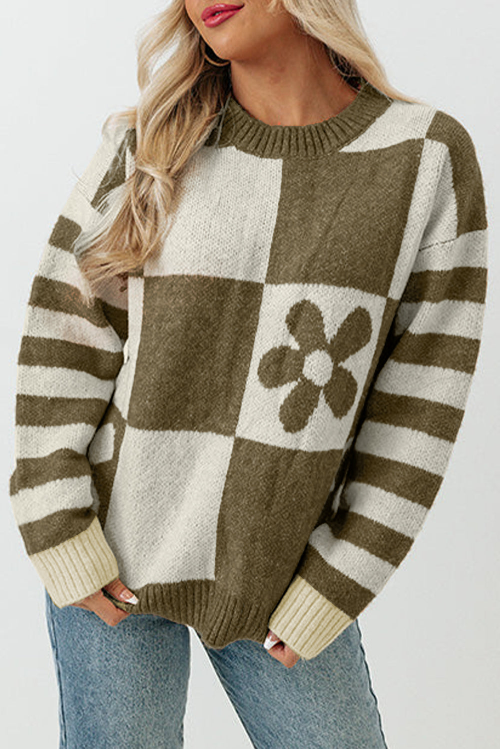 Grüner pullover mit kariertem blumenmuster und gestreiften ärmeln