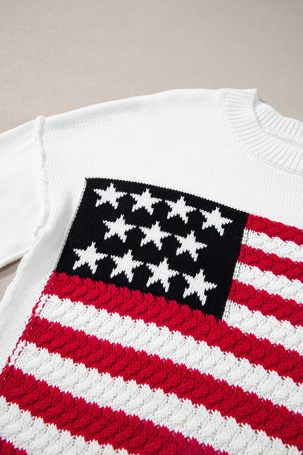 Weißer pullover mit amerikanischer flagge und gestrickten schultern