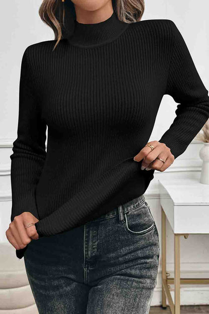 Schwarzer fleece gefütterter pullover mit hohem halsausschnitt und schmaler passform