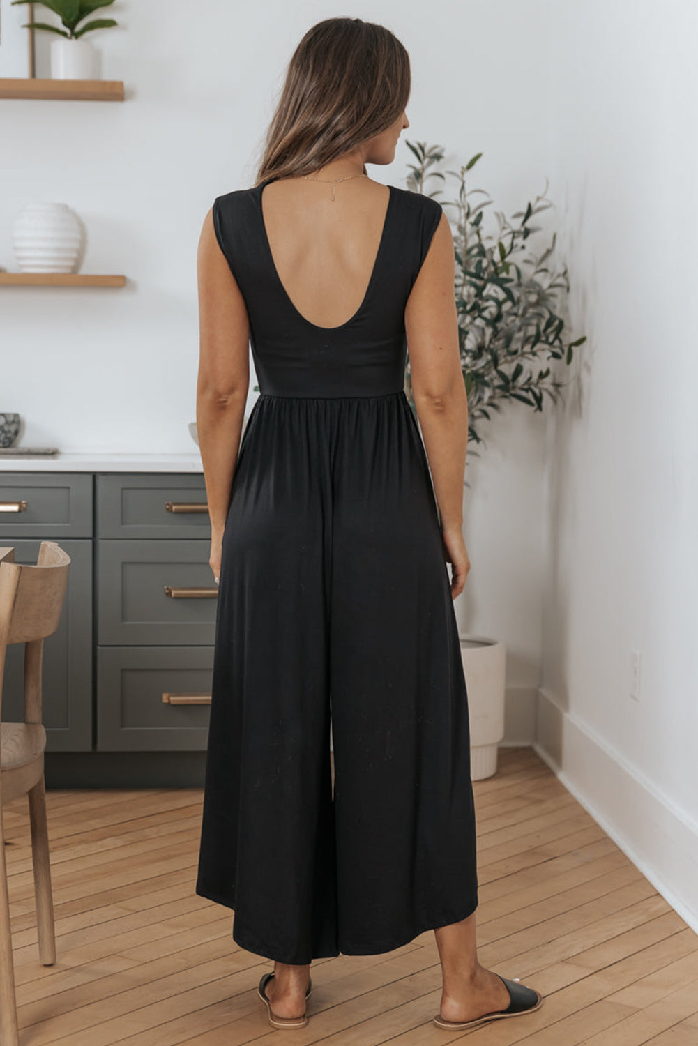 Zwarte jumpsuit met een wijde poot en open terug