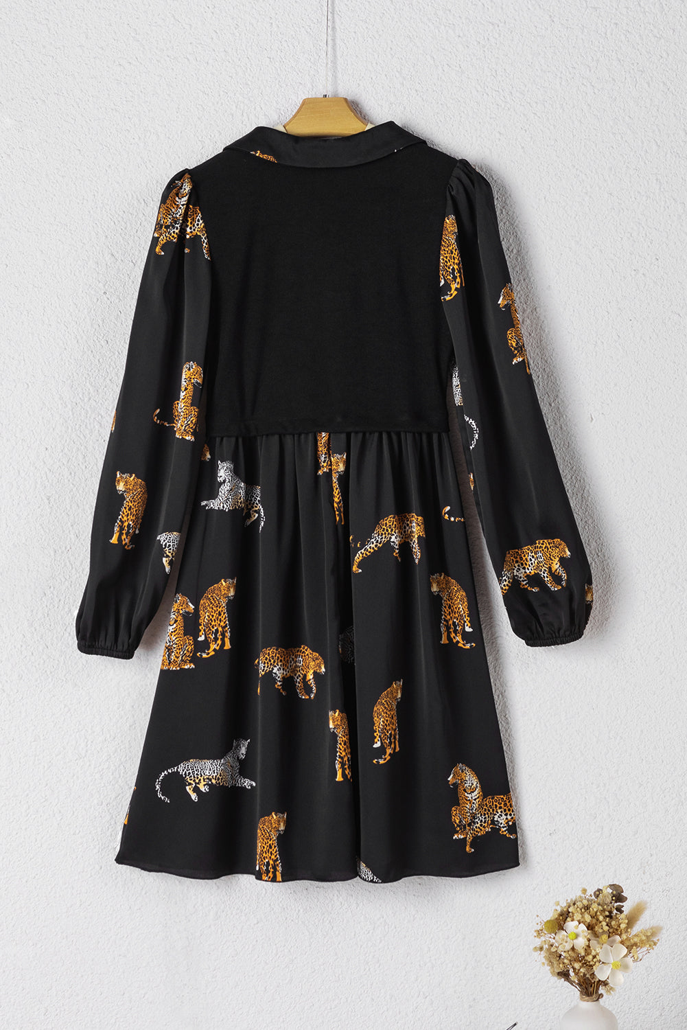 Schwarzes langärmeliges swing-kleid mit leopardenmuster