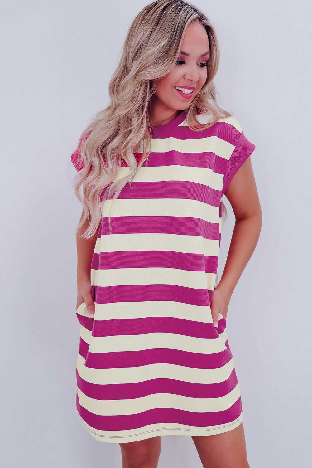 Roze gestreepte shift-t-shirt jurk met mouwen en tassen