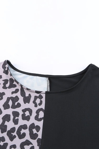 Schwarzes kontrastfarbiges leoparden-t-shirt-kleid mit kurzen ärmeln und schlitzen