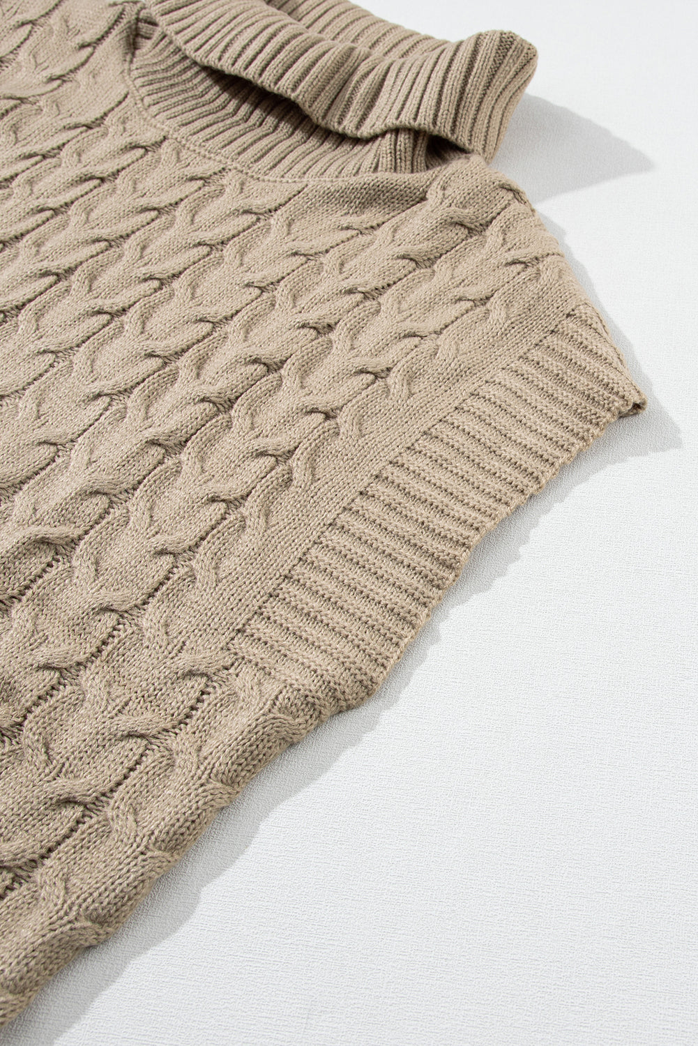 Light french beige cable knit rollkragenpullover mit fledermausärmeln