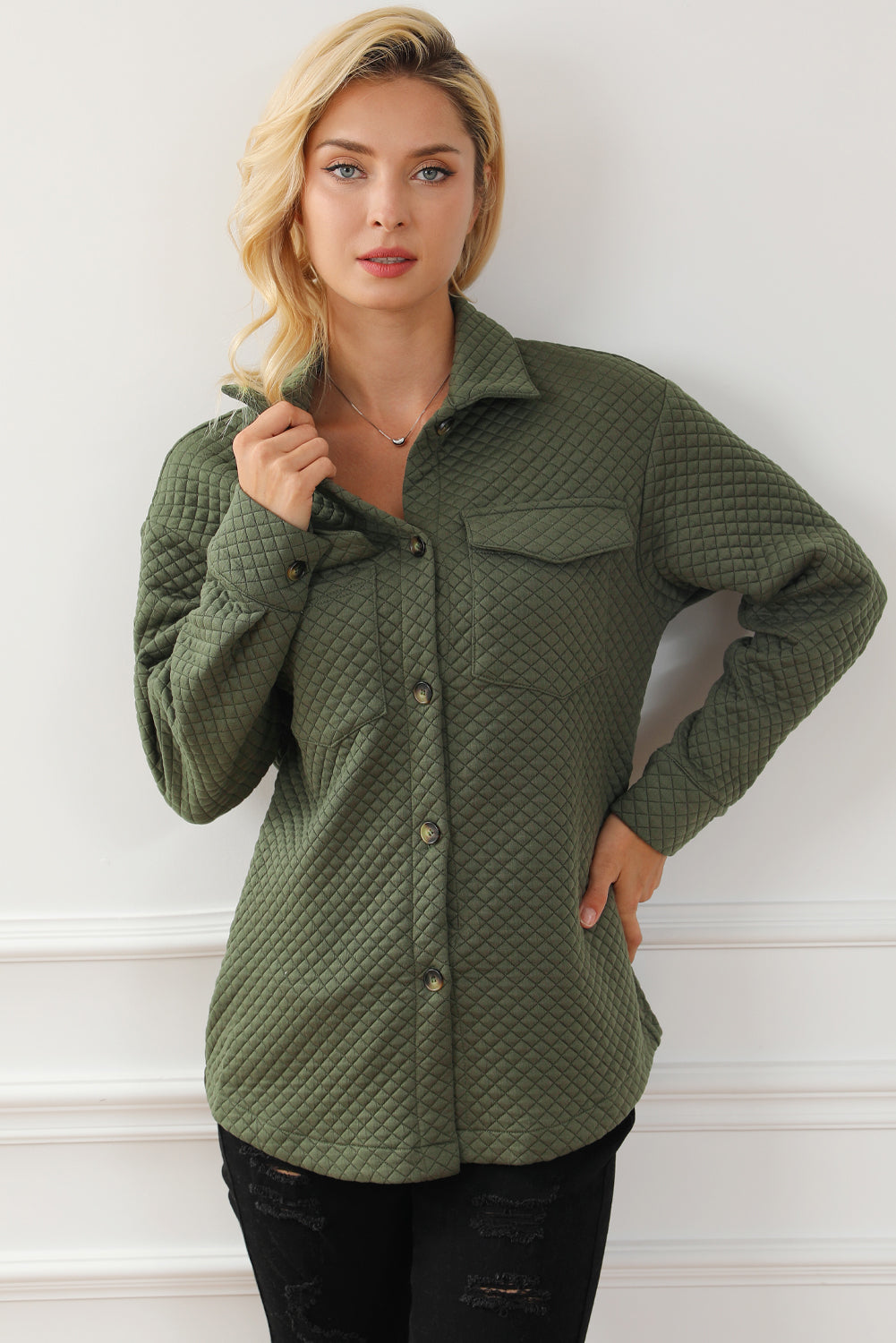 Grüne retro steppjacke mit klappe und knopfleiste