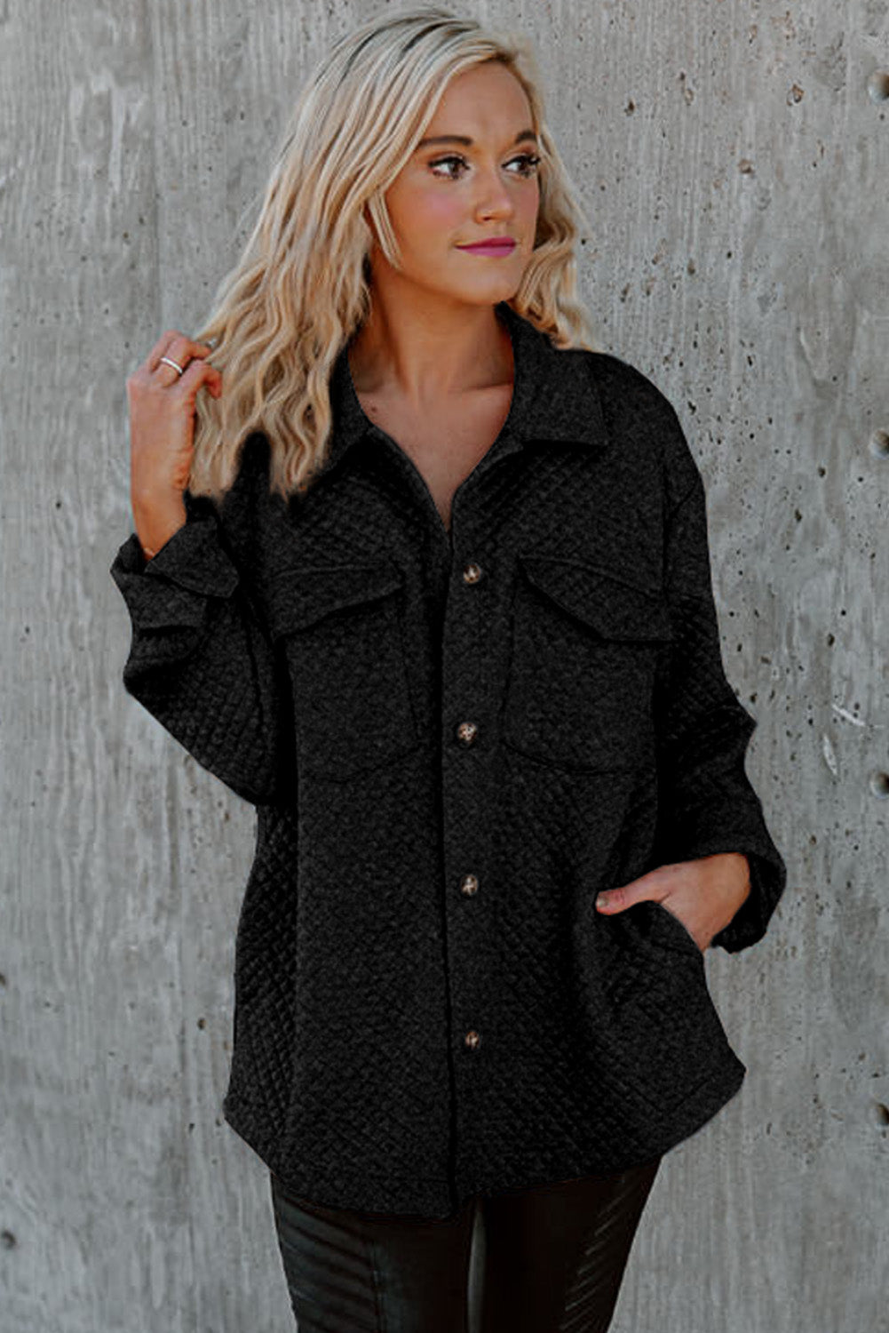 Schwarze retro steppjacke mit klappe und knopfleiste